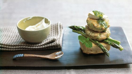 Pesto salmon burger with balsamic grilled asparagus