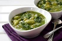 Pesto soup with gnocchi, beans & greens