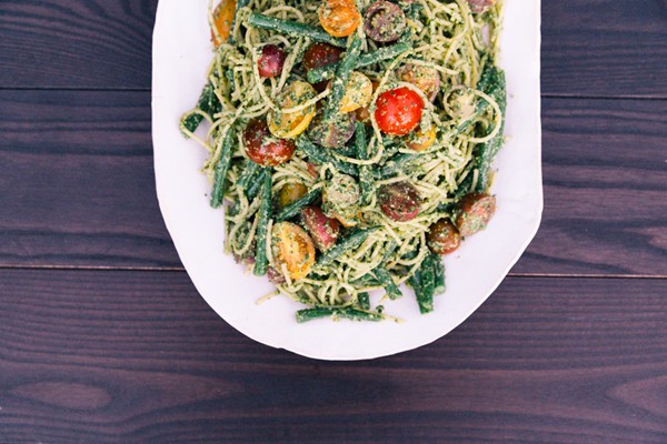 Pesto spaghetti with tomatoes and haricots verts