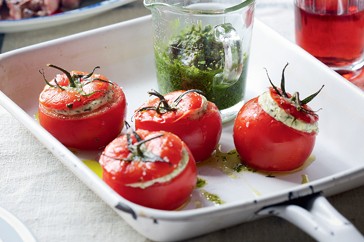 Pesto-stuffed tomatoes with chargrilled beef