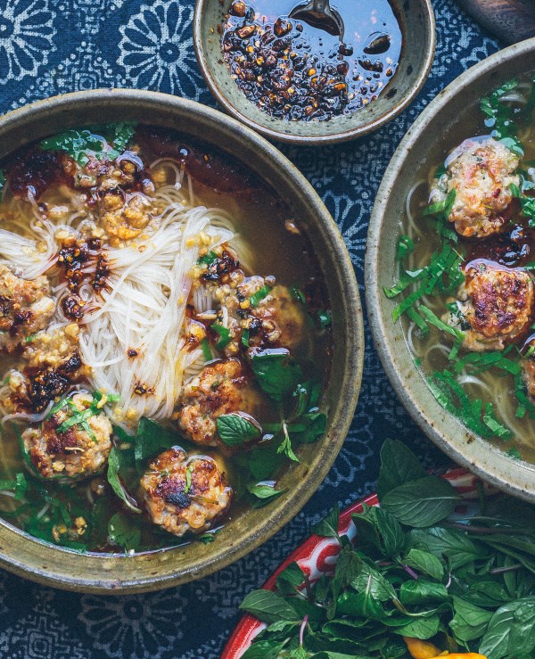 Pho noodle soup with pork balls (Pho sai luk sin moo)