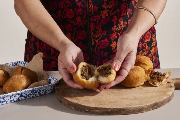 Picadillo-stuffed potato fritters (Papas rellenas)