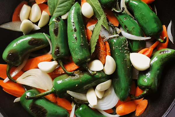 Pickled jalapeños (Jalapeños en escabeche)
