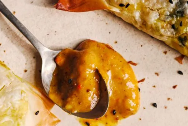 Pickled mango hot sauce (Saws mango poeth wedi'i biclo)
