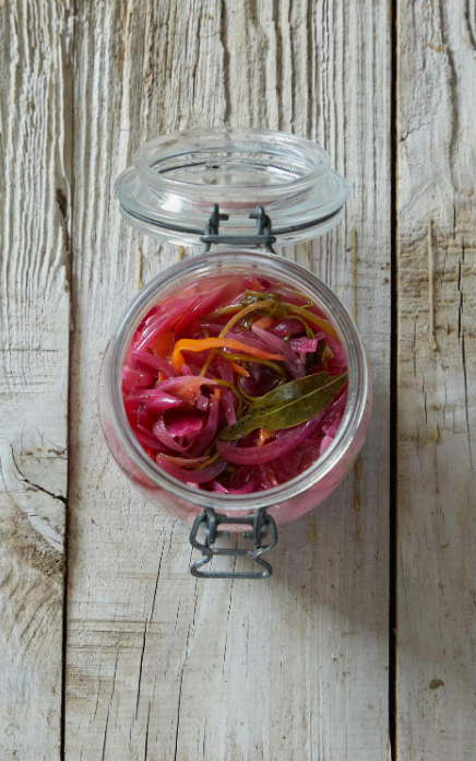 Pickled red onion (Escabeche de cebolla morada)