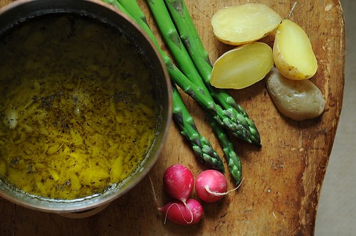 Piedmontese warm garlic-anchovy dip (Bagna cauda)