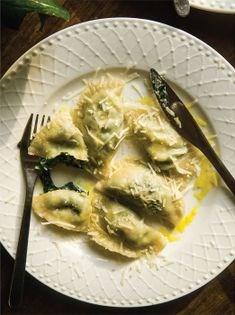 Pierogi with spinach, goat cheese, and salted almonds (Pierogi ze szpinakiem, serem kozim i solonymi migdałami)