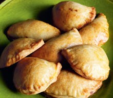 Pies with a tomato, pepper and tuna filling (Empanadillas de atun y pimiento)