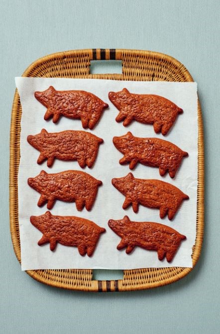 Pig-shaped piloncillo cookies (Marranitos/ Cochinitos/ Galletas de puerquito)
