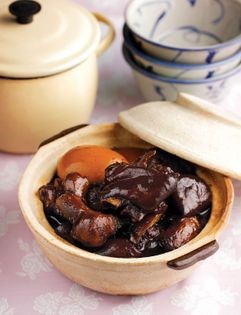 Pig’s trotters braised in black vinegar