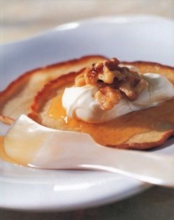 Pikelets with yoghurt and honey