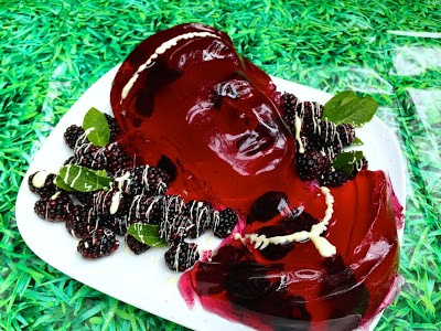 Pimm's blackberry and elderflower queen's head jelly