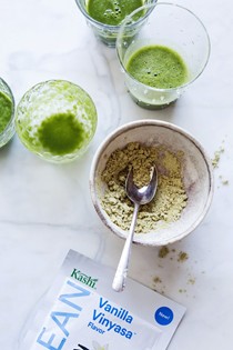 Pineapple and kale smoothie for Kashi