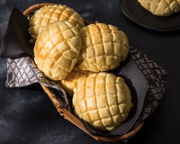 Pineapple buns (Bolo bao) [milk roux; pineapple buns topping]