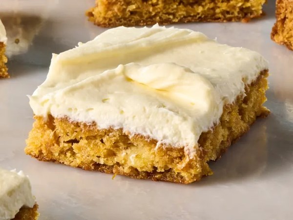 Pineapple cake with cream cheese frosting