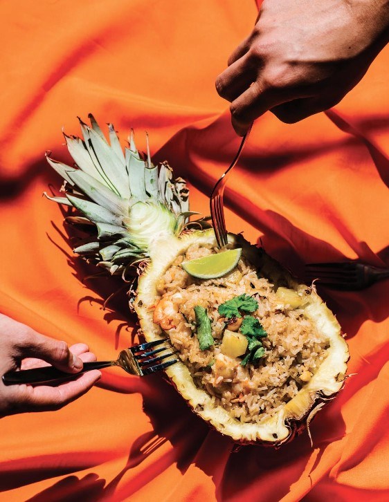 Pineapple fried rice (Khao pad sapparod)