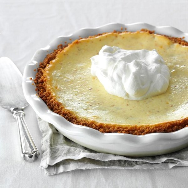 Pineapple pie with coconut cream