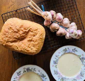 Pink Lautrec garlic soup (La soupe à l’ail rose de Lautrec)