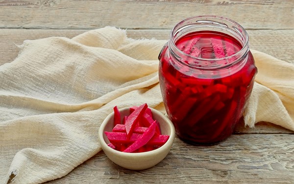 Pink pickled turnips (Kabees el lift)