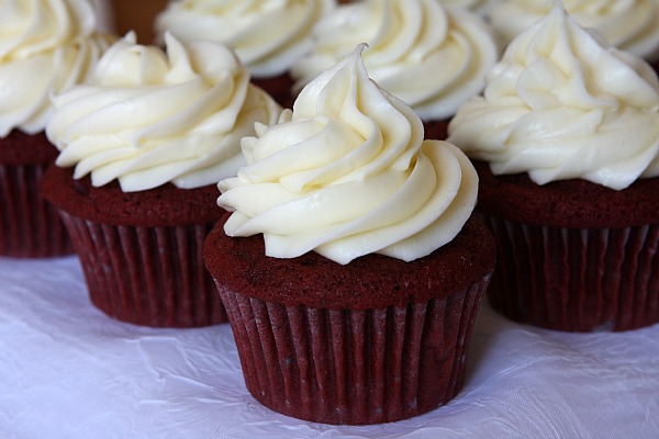 Pipeable cream cheese frosting