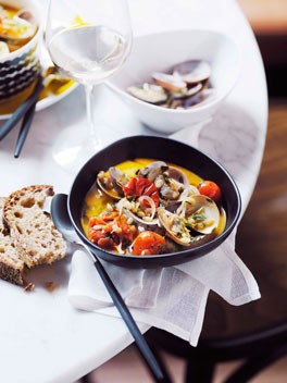Pipis with cherry tomatoes and pine nuts