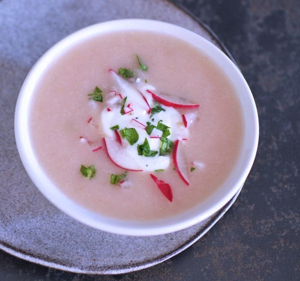 Piquant radish soup with crème fraîche