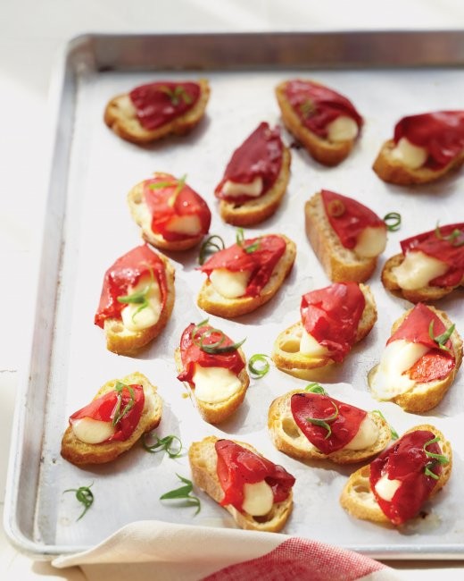 Piquillo pepper and cheese toasts