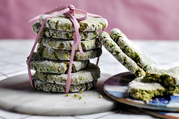 Pistachio & fennel amaretti morbidi