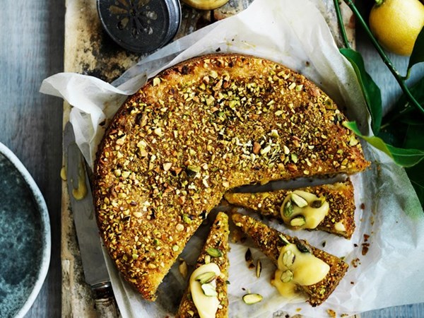 Pistachio & lemon curd cake