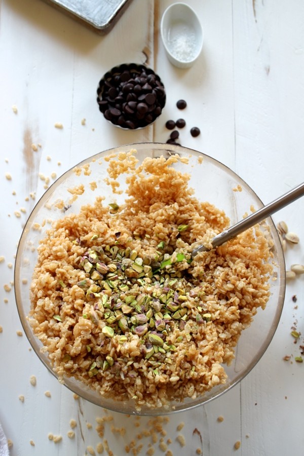 Pistachio and dark chocolate Krispie treats