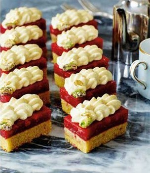 Pistachio and strawberry délices