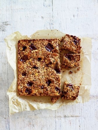 Pistachio, apricot & dark chocolate energy bars