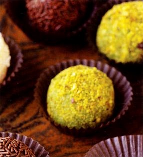 Pistachio brigadeiros (Brigadeiro de pistache)