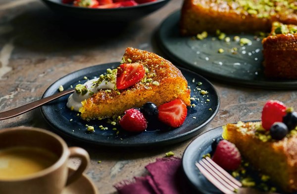 Pistachio cake with berries & scented cream