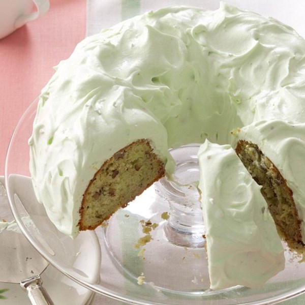 Pistachio cake with walnuts