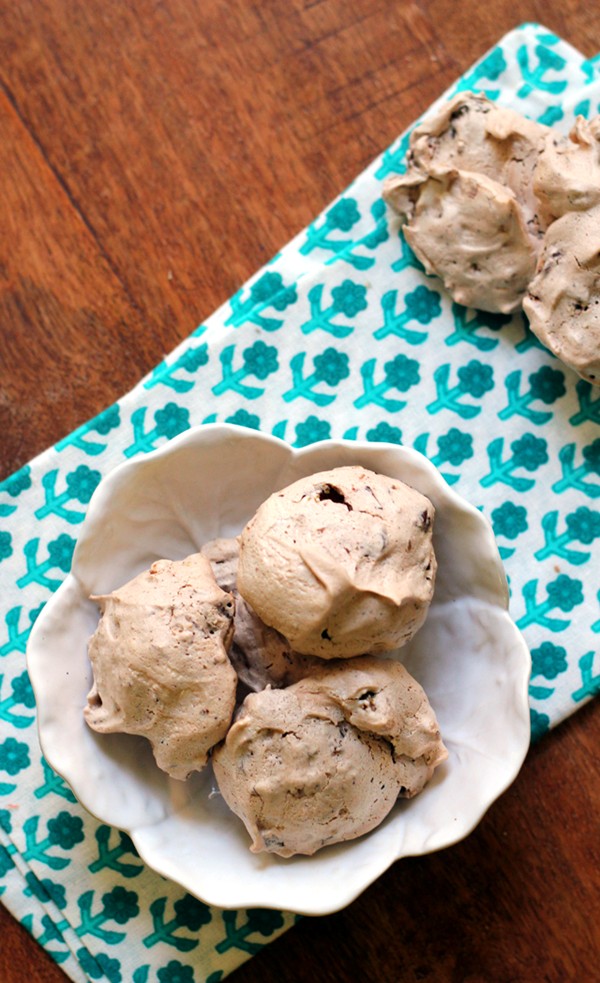Pistachio-chocolate chip meringue cookies