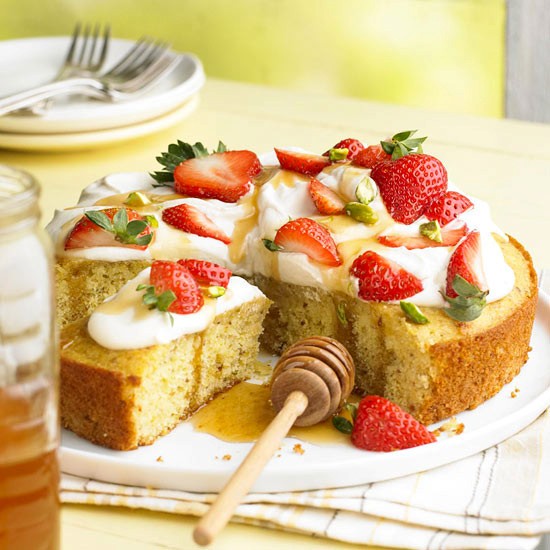 Pistachio-honey cake with berries and cream