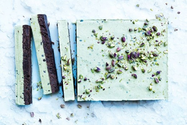 Pistachio ice cream & cacao slice