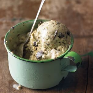 Pistachio ice cream with shaved chocolate (Gelato al pistacchio)