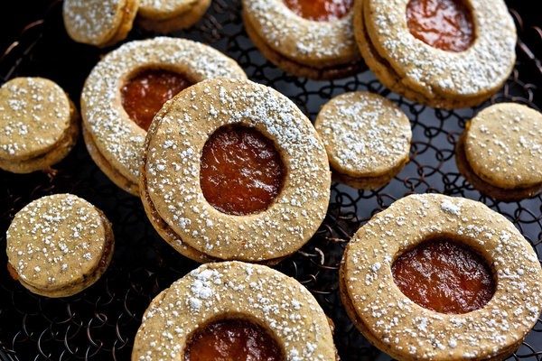 Pistachio Linzer cookies with orange marmalade