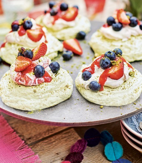 Pistachio macaroon meringues with strawberry fool topping