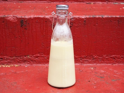 Pistachio milk with vanilla and cardamom