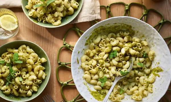 Pistachio pesto pasta [Elia Sebregondi]