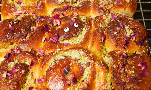 Pistachio, rose and cardamom tangzhong helsea buns