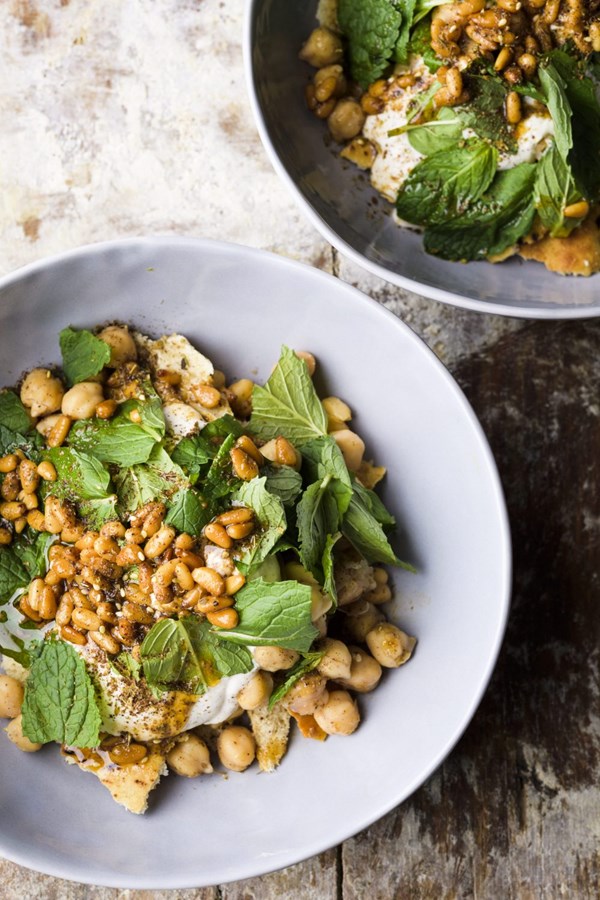 Pita and chickpea salad with yogurt and mint (Fatteh)