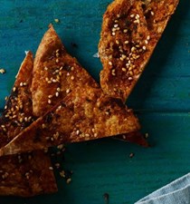 Pitta crisps with paprika, thyme and sesame