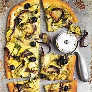 Pizza bianca with goat's cheese, courgettes and black olives