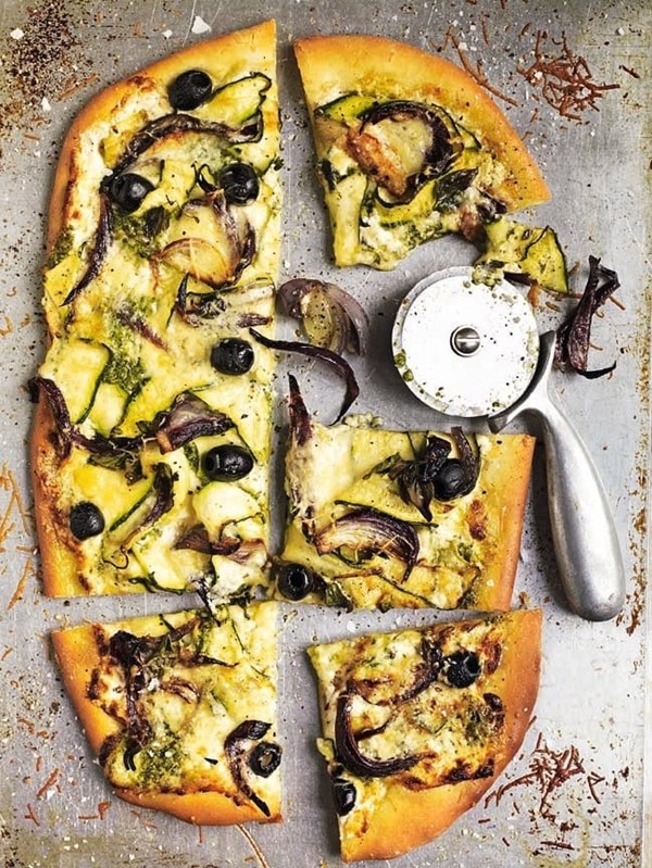 Pizza bianca with goat's cheese, courgettes and black olives