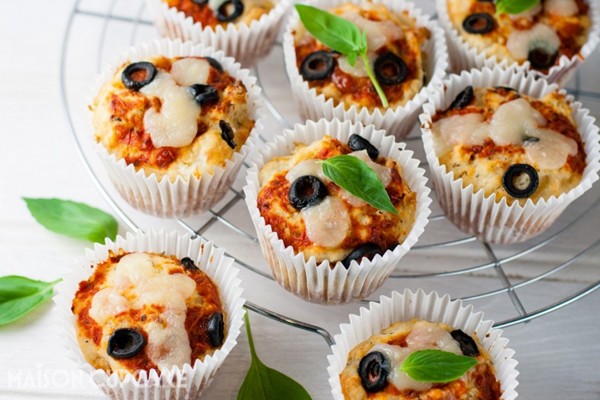 Pizza muffins with black olives