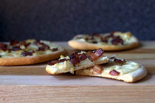 Pizza with bacon, onions and cream (Alsatian pizza)